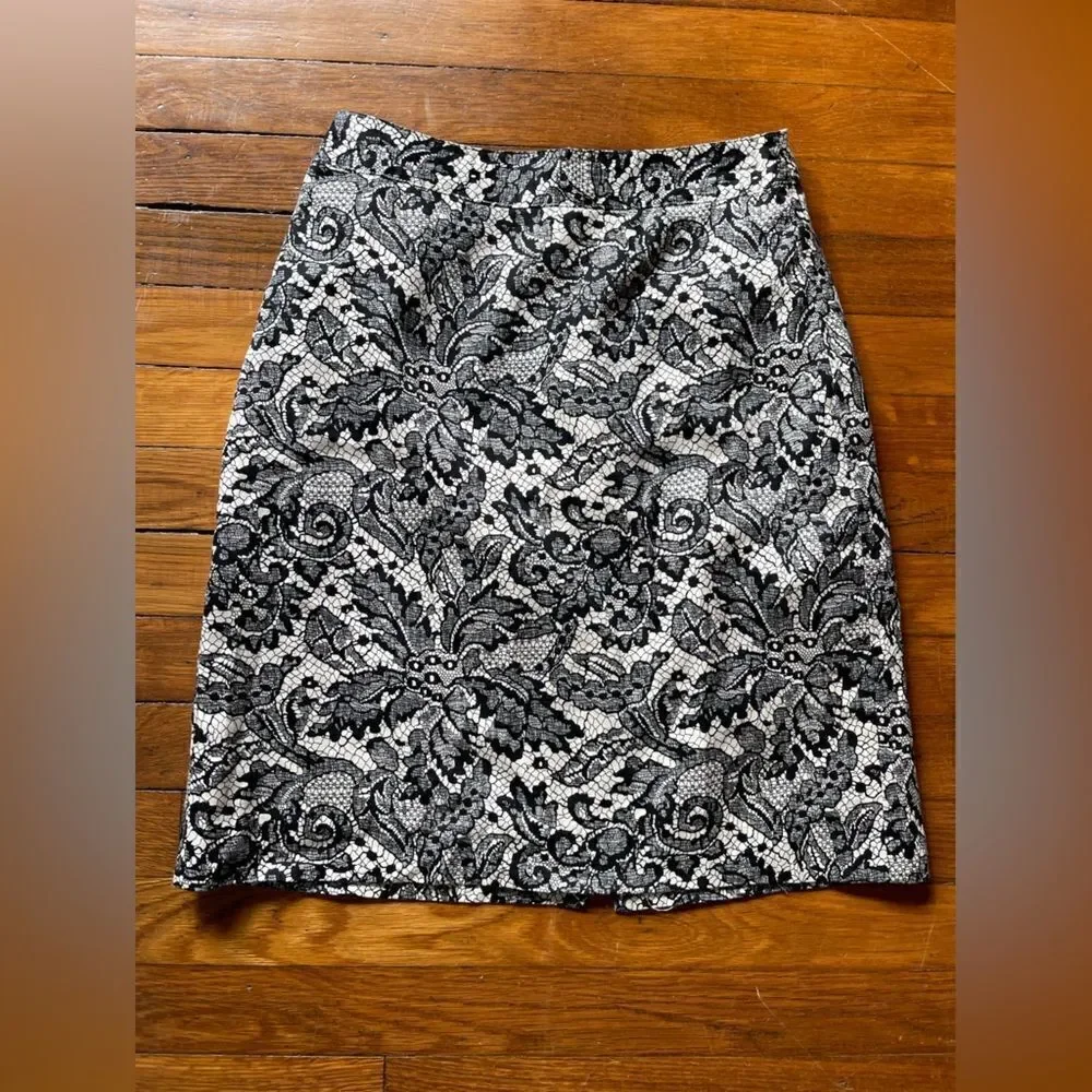 Van Huesen studio women’s size 2 black and cream lace lookalike pencil skirt